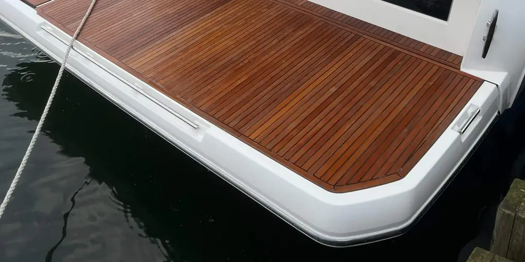 Wypolerowany pokład teakowy jachtu po detailingu SeaHands